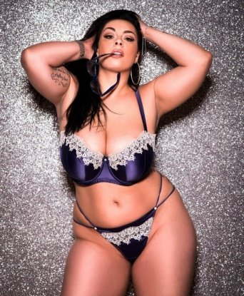 Горячая брюнетка с обворожительной улыбкой приглашает в гости для страстных ласк и дикого удовольствия. Я помогу тебе расслабиться и забыть обо всем! 12978, 28 лет