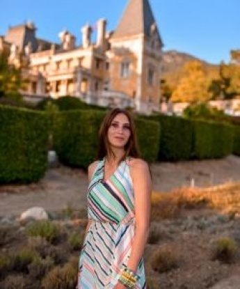 Словно грация, соблазнительная фея, готовая погрузить тебя в безграничный океан удовольствия. Помнишь ощущение, которое ты испытывал с самой желанной женщиной? Со мной ты сможешь пережить его снова. Верь мне, я соединю тебя с безумной страстью и духом свободы. Моя красота и опыт оставят тебя беспомощным перед моим искушающим взглядом. Приглашаю тебя в Москву, в город возможностей, где наши эротические фантазии станут реальностью. Не упускай шанс стать полной версией самого себя. 💋💫 13976, 28 лет